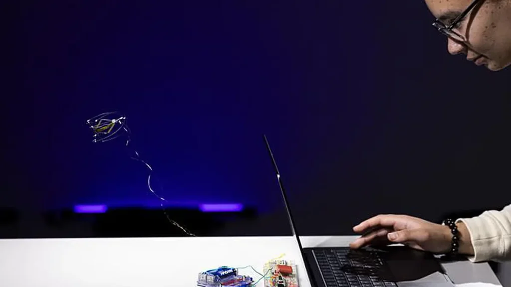 Keo Hice, assistant de recherche de premier cycle au sein du laboratoire de Fuller, contrôle DirectHop à l'aide d'un ordinateur portable situé à proximité. Le prototype actuel nécessite une alimentation externe et des instructions, mais l'équipe travaille sur de nouvelles versions qui disposeront d'une alimentation intégrée et pourront se déplacer de manière autonome.