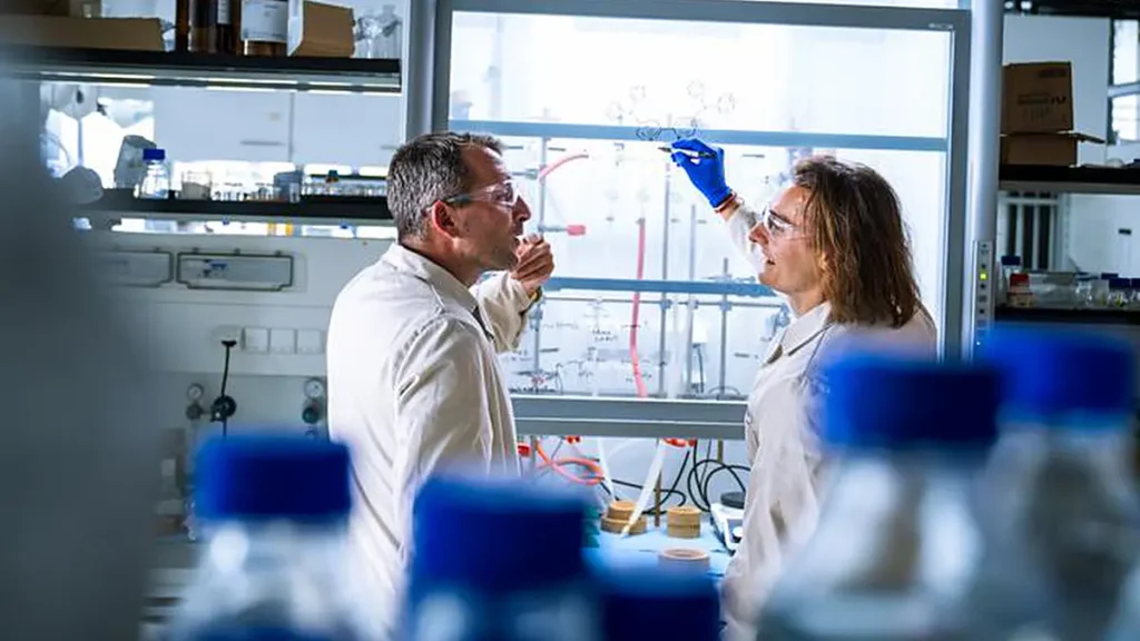 Bartholomäus Pieber et Aleksander Bena dans le laboratoire. Les chercheurs de l'ISTA discutent de la conception moléculaire de nouveaux catalyseurs.
