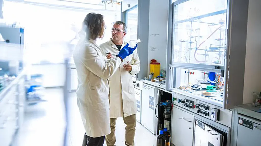 Laboratoire Pieber. Le groupe Pieber de l'ISTA a pour objectif d'exploiter pleinement le potentiel de la catalyse induite par la lumière visible en tant que stratégie puissante et durable pour la chimie organique de synthèse. Les chercheurs Aleksander Bena (à gauche) et Bartholomäus Pieber (à droite).
