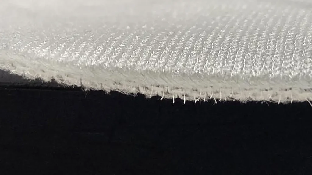 Plant Armor Gen 2. La structure 3D du tissu empêche les insectes d'atteindre les plantes situées en dessous, tout en laissant passer la lumière, la pluie et l'air. 