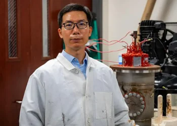 Un chercheur va caractériser les propriétés des particules dans les réacteurs de stockage d'énergie thermochimique