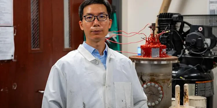 Un chercheur va caractériser les propriétés des particules dans les réacteurs de stockage d'énergie thermochimique