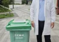 La lumière du soleil et un catalyseur dans un couvercle de poubelle éliminent les mauvaises odeurs des ordures