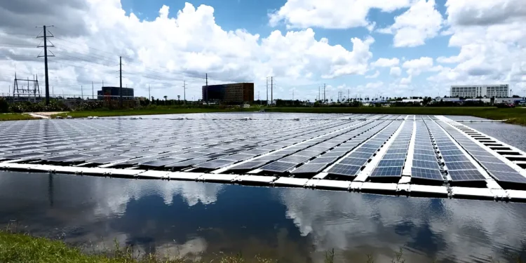 Une ferme solaire flottante mis en service dans le parc à thème d'Universal à Orlando