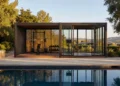 OS1 : un pavillon solaire et une terrasse "batterie" par Outer Spaces