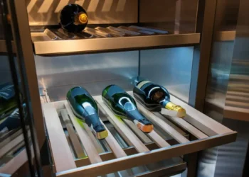 Cave à vin encastrable : bien choisir selon son espace cuisine
