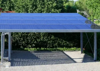 Pergolas, abris, parkings : le solaire s’installe hors des toitures