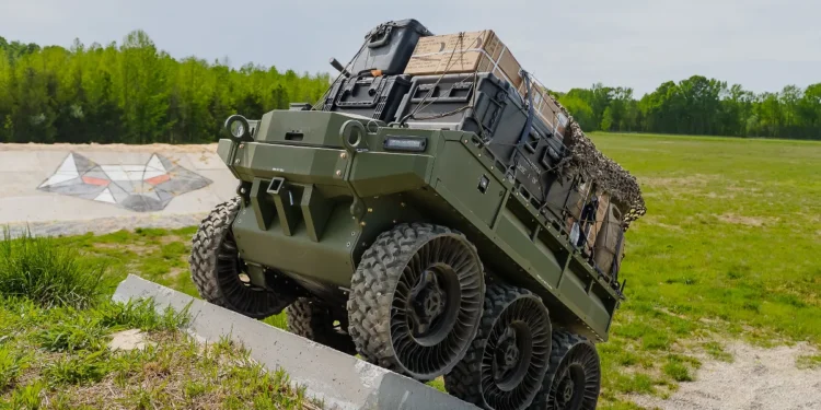 Hunter WOLF, de BLADE, gravit des pentes raides avec 1 270 kg de matériel. Crédit : HDT Robotics