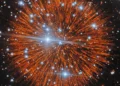 Pa 30, probablement le vestige de la supernova historique observée en 1181, est désormais capturé avec un niveau de détail sans précédent par le télescope Gemini North du NOIRLab. Cette image, obtenue à l’aide du spectrographe multi-objets Gemini (GMOS), montre que les éjectas caractéristiques de ce vestige, en forme de feux d’artifice, prennent la forme d’une structure en cascade ressemblant à des nœuds.