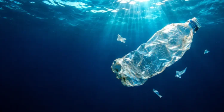 Le plastique manquant des océans se cache aussi dans des particules invisibles