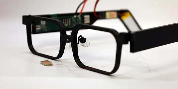 Des lunettes alimentées par les clignements d'yeux pourraient garder un œil sur la santé