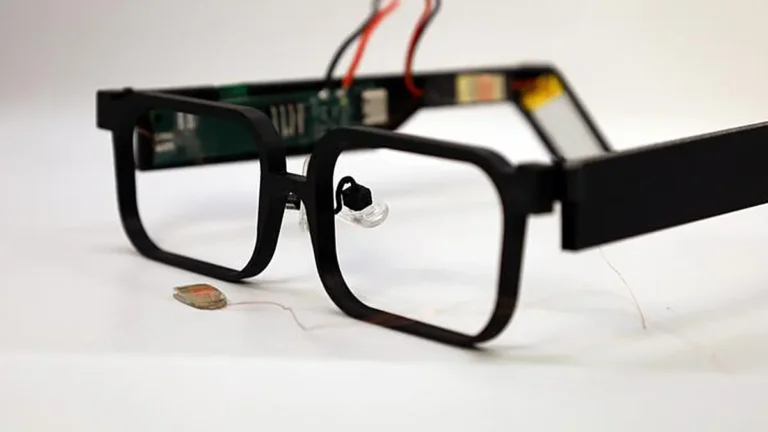 Des lunettes alimentées par les clignements d'yeux pourraient garder un œil sur la santé
