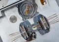 Un nouveau piège à ions monolithique développé pour des simulations quantiques accessibles