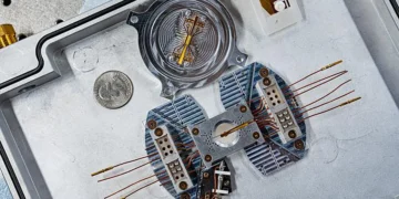 Un nouveau piège à ions monolithique développé pour des simulations quantiques accessibles