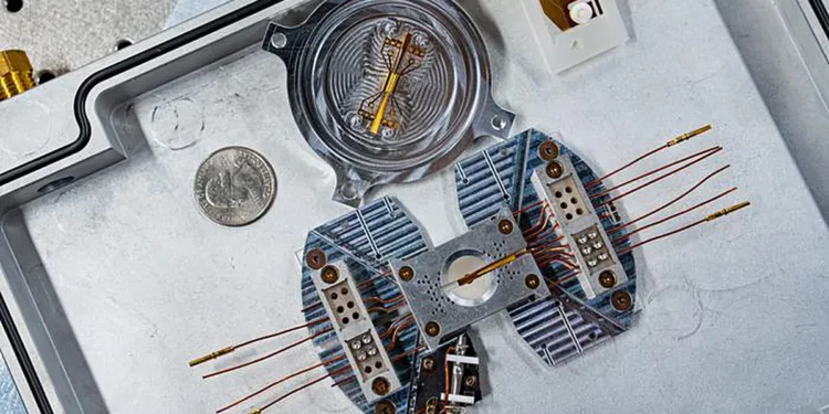 Un nouveau piège à ions monolithique développé pour des simulations quantiques accessibles