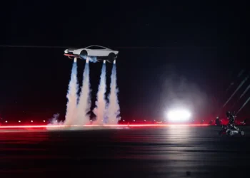 Tesla Roadster, l’envol spectaculaire qui devra attendre 2028 pour se poser