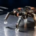 Ce microrobot chinois tire du courant du métal sous ses pieds, mais jusqu’où ira-t-il ?
