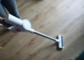 Aspirateur balai et aspirateur sans fil : quelle puissance choisir en 2026 ?