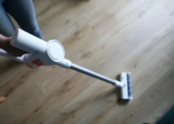 Aspirateur balai et aspirateur sans fil : quelle puissance choisir en 2026 ?