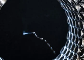 Les ultrasons créent un tube qui guide la matière à travers l'air