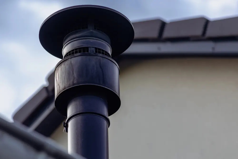 Conduit d'un poêle à granulés installé sur un toit.
