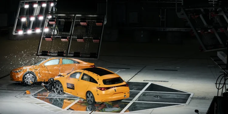 Mercedes-Benz revendique un premier crash test latéral entre deux CLA