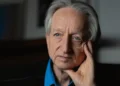 Geoffrey Hinton appelle à concevoir des IA qui se soucient des humains