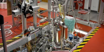 Un positon unique refroidi dans un piège de Penning