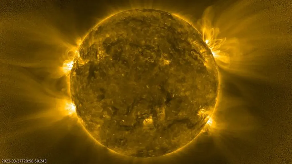 Le Soleil, photographié par Solar Orbiter le 26 mars 2022. Des boucles du champ magnétique sont visibles à peu près aux positions 2 heures, 4 heures, 8 heures et 10 heures.
