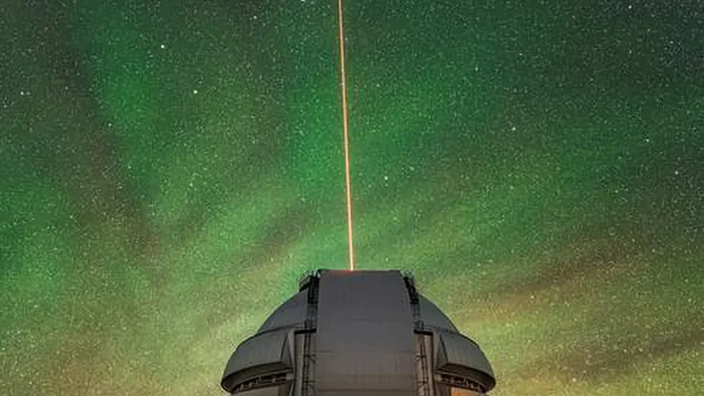 Le laser de Gemini North traverse la luminescence atmosphérique. Le faisceau laser de l'étoile guide du télescope Gemini North s'élève dans l'atmosphère. L'étoile guide laser sert à mesurer la turbulence dans l'atmosphère terrestre afin que le télescope puisse la corriger et obtenir des images nettes du ciel nocturne.