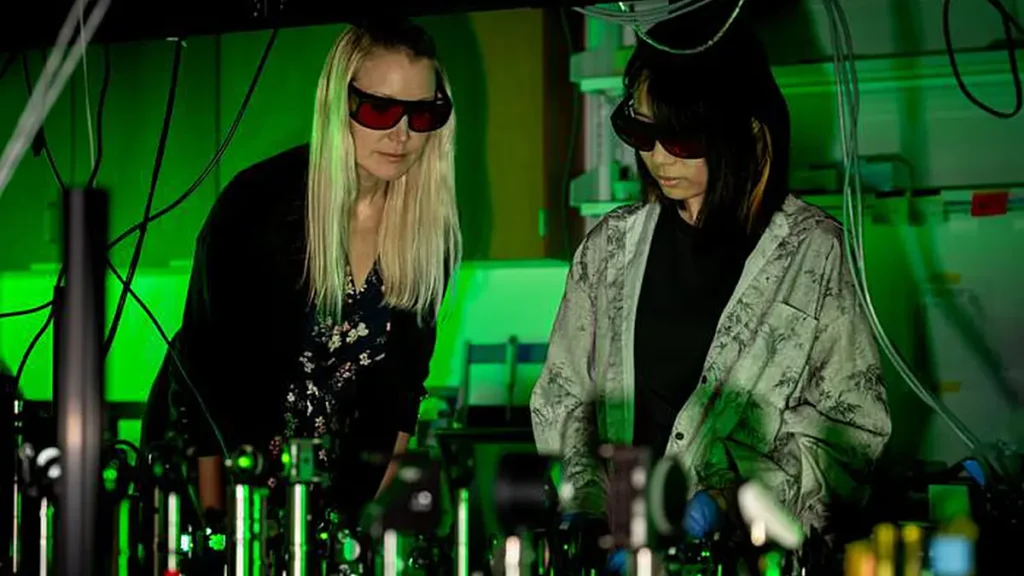 Anna-Karin Gustavsson et Siyang Cheng dans une salle de microscopie.