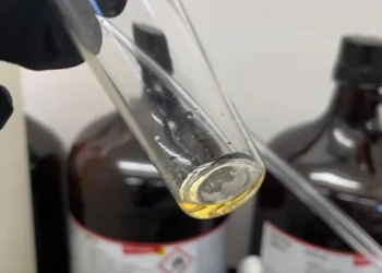Un liquide fondant aiderait à fabriquer de meilleures cellules solaires à pérovskite et de meilleures LED