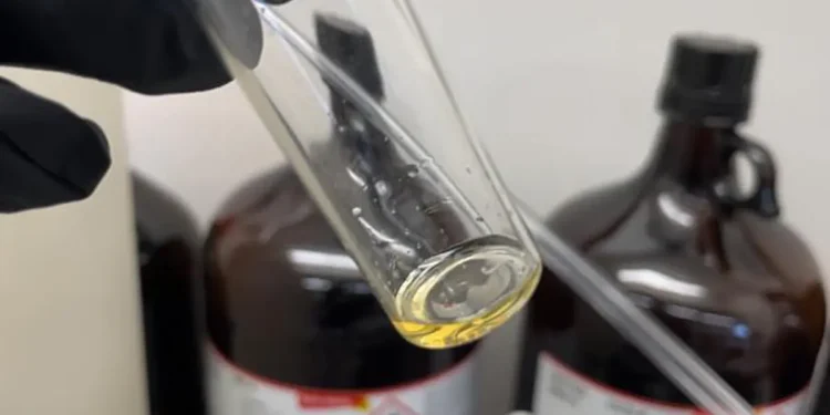 Un liquide fondant aiderait à fabriquer de meilleures cellules solaires à pérovskite et de meilleures LED