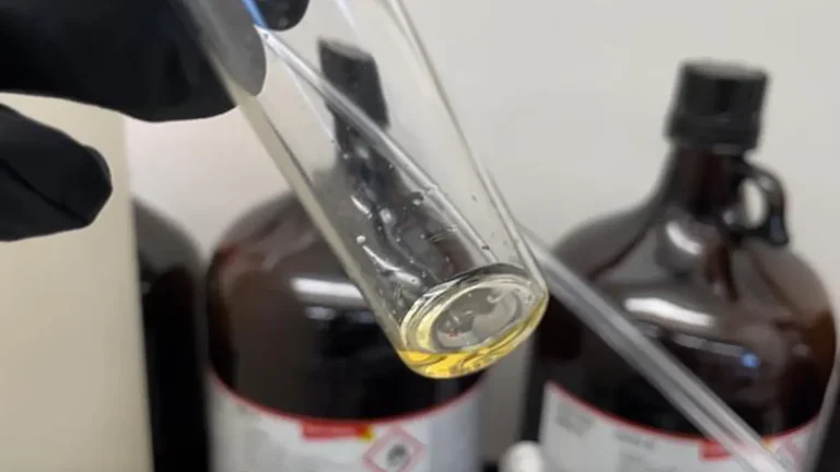 Un liquide fondant aiderait à fabriquer de meilleures cellules solaires à pérovskite et de meilleures LED