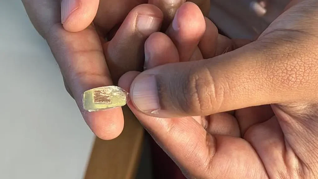 De minuscules capteurs (comme celui-ci) sont intégrés aux lunettes afin de capter l'énergie mécanique générée par les mouvements du visage et de la convertir en énergie électrique. Même un clignement rapide des yeux ou la pulsation à peine perceptible d'une artère fournit suffisamment d'énergie mécanique pour activer ces capteurs ultrasensibles. 