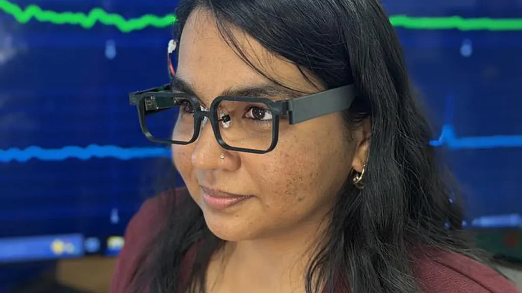 Nivedita Arora, chercheuse principale de l'étude, porte un GlassTENG dans son laboratoire de l'université Northwestern.