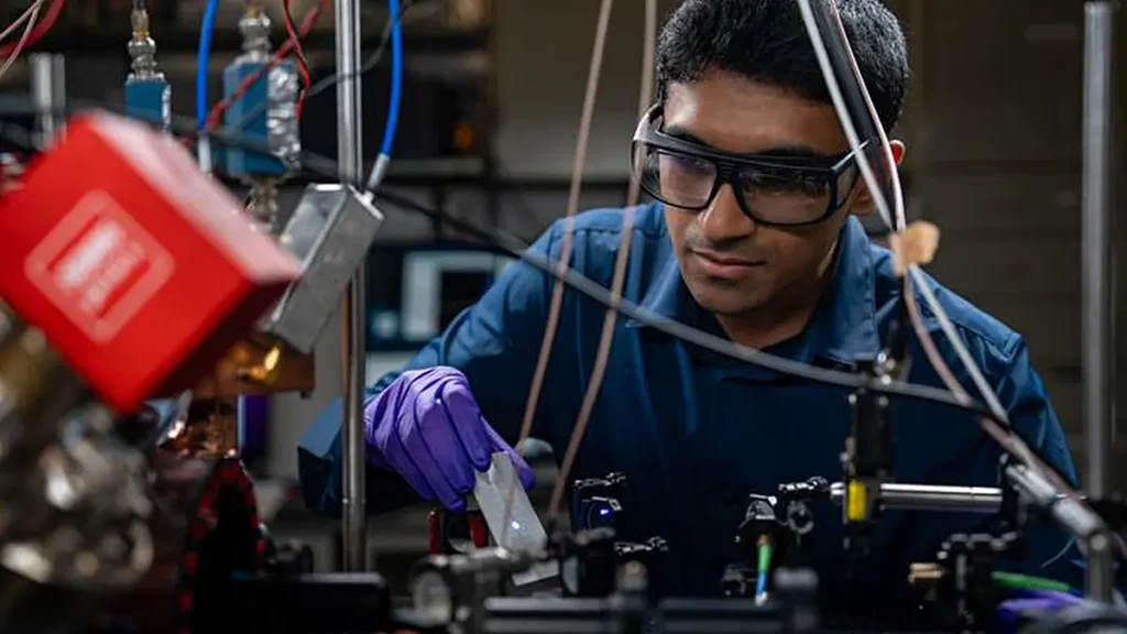￼Abhishek Menon, étudiant en doctorat au sein du laboratoire de Guido Pagano. 