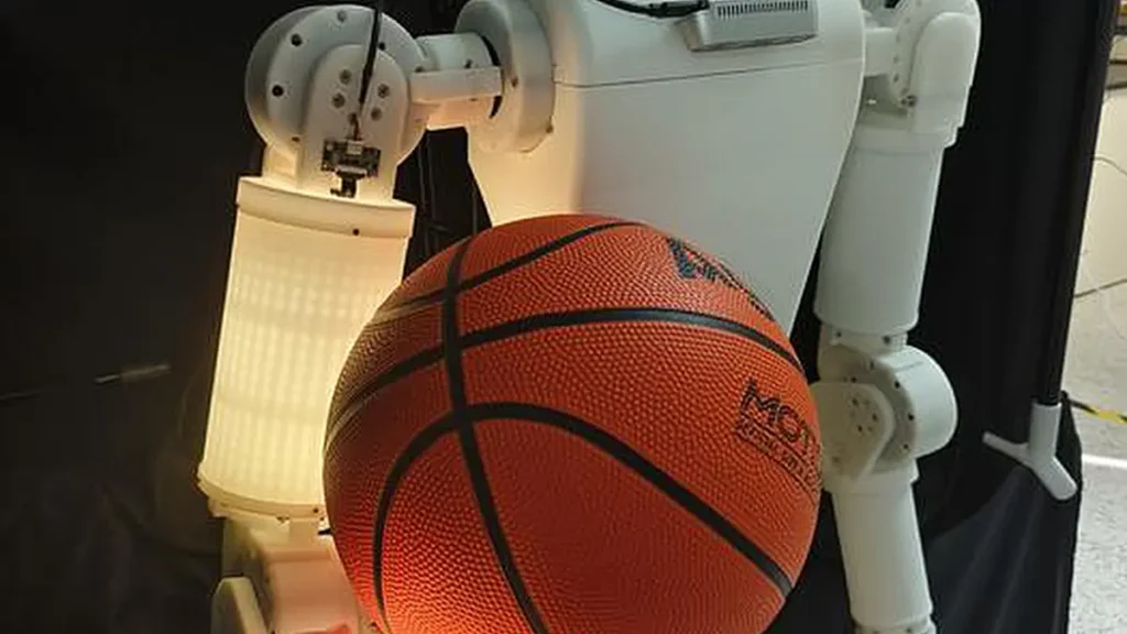 Tout en tenant un ballon de basket-ball décentré et en interagissant avec une main humaine, EmArm intègre en permanence les signaux proprioceptifs et tactiles afin d’ajuster sa posture et de stabiliser l’objet. 