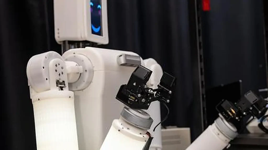 EmArm intègre une « peau » tactile optique souple, représentée ici par les surfaces éclairées, au sein de son squelette mécanique rigide. Associée à des algorithmes de prise de décision en temps réel, cette peau tactile permet une perception tactile sur l'ensemble du bras et une manipulation adaptative.