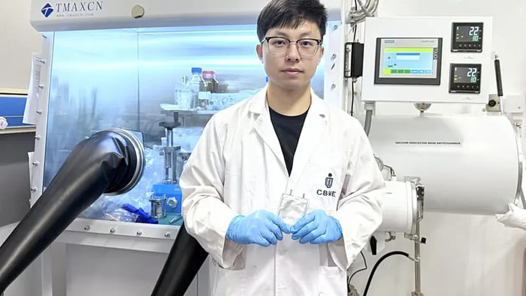 Le Dr Chen Yunyi, chercheur postdoctoral au département de génie chimique et biologique de l'HKUST et premier auteur de l'étude, présente une cellule à poche au lithium métallique sans anode.