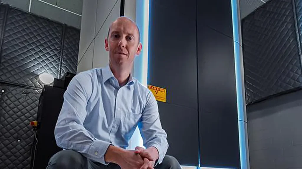 David Cullen, de l'ORNL, se tient devant le nouveau microscope électronique à transmission Thermo Scientific Spectra Ultra. 