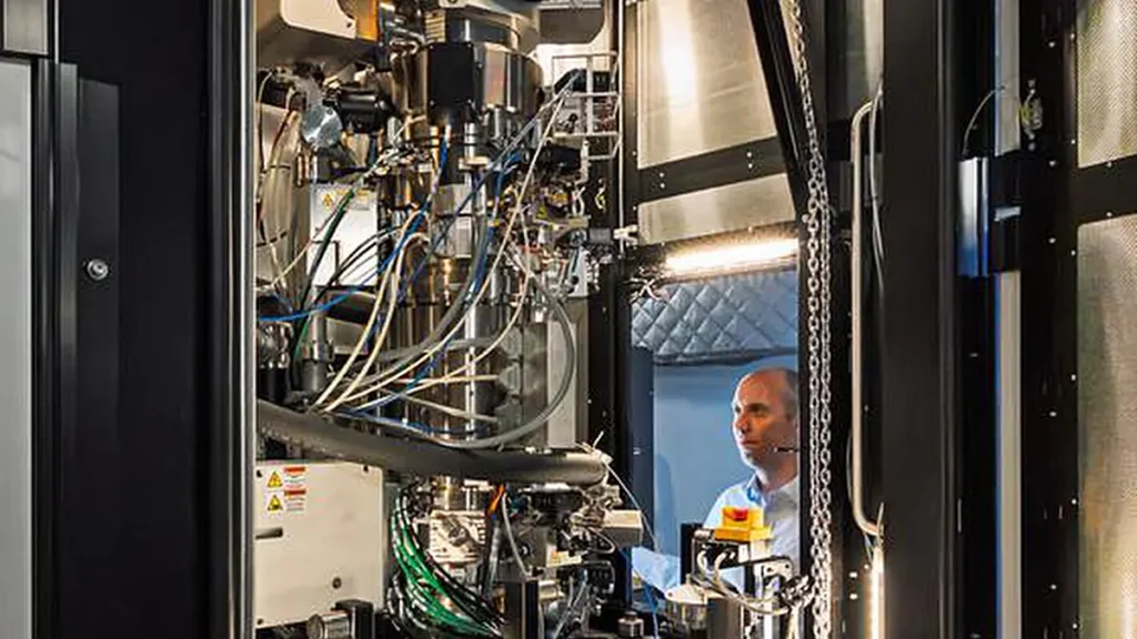 David Cullen, de l'ORNL, se tient devant le nouveau microscope électronique à transmission Thermo Scientific Spectra Ultra. 